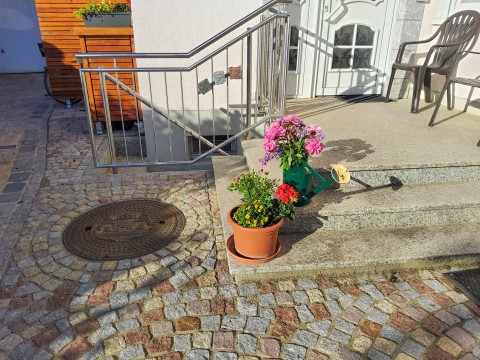 Schachtdeckelbereich mit gelbem Kleinpflaster als Kreise